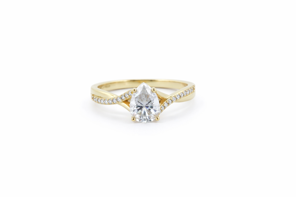 Noiré moissanit ring