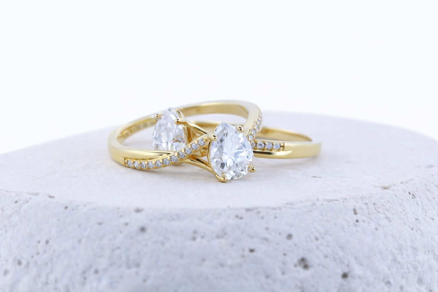 Noiré moissanit ring