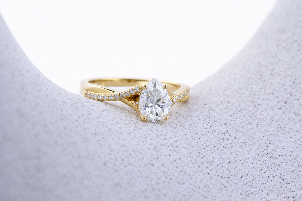 Noiré moissanit ring