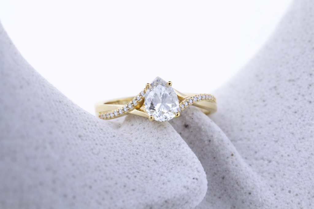 Noiré moissanit ring