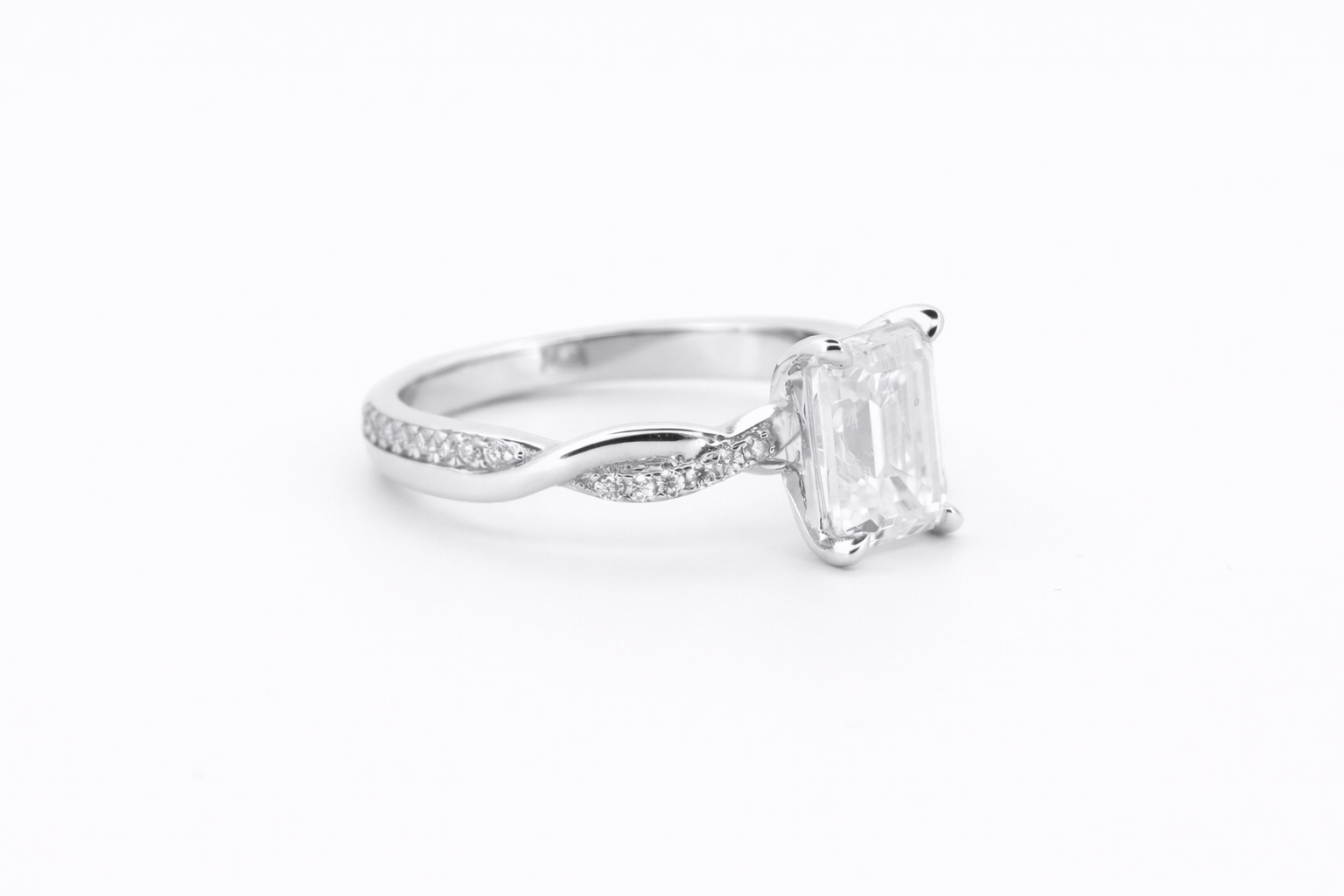 Iris moissanit ring