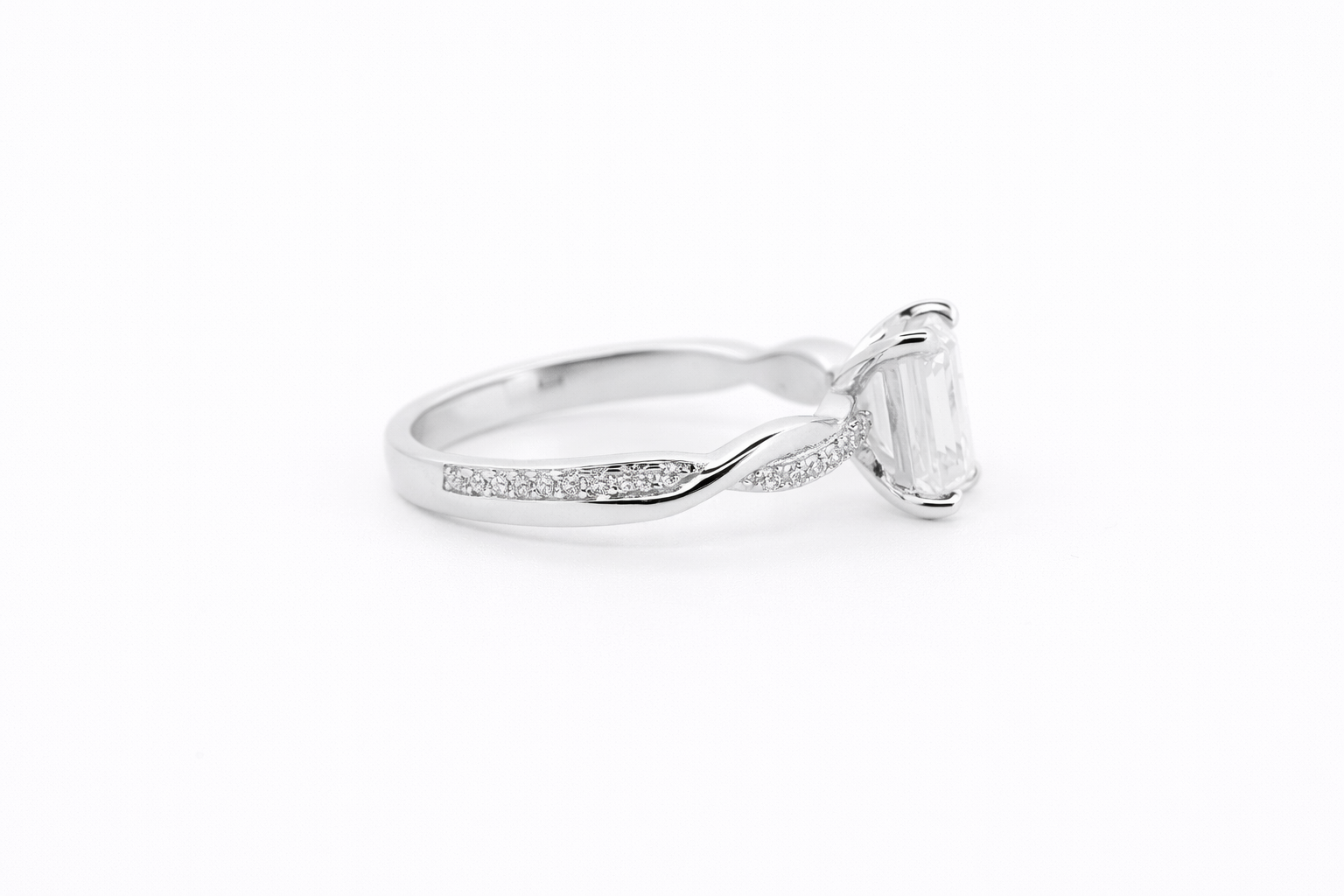 Iris moissanit ring