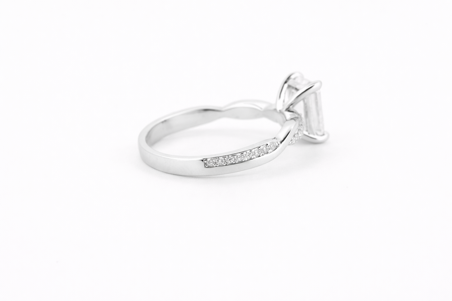 Iris moissanit ring