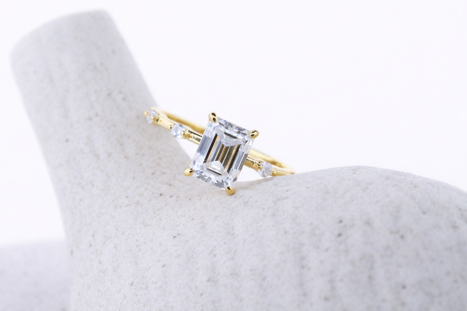 Eira moissanit ring
