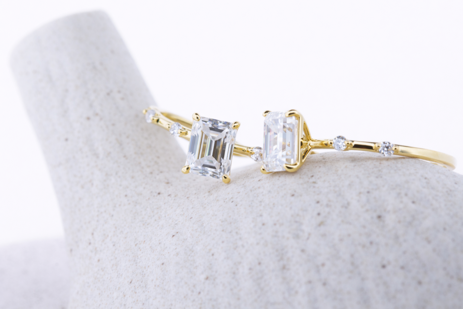 Eira moissanit ring