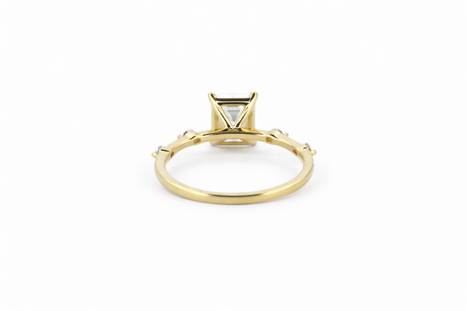 Eira moissanit ring
