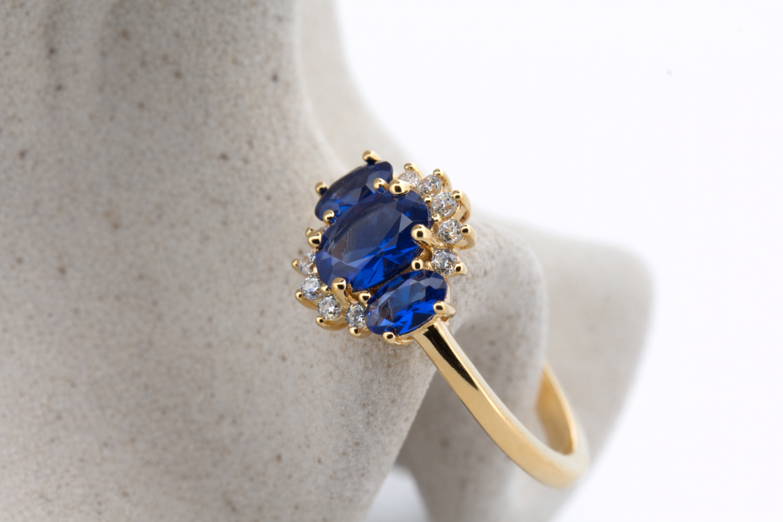 Saphira Crystal ring