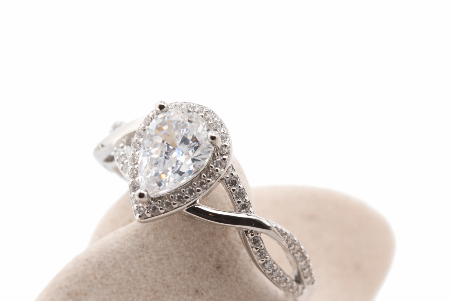 Lumi Crystal ring